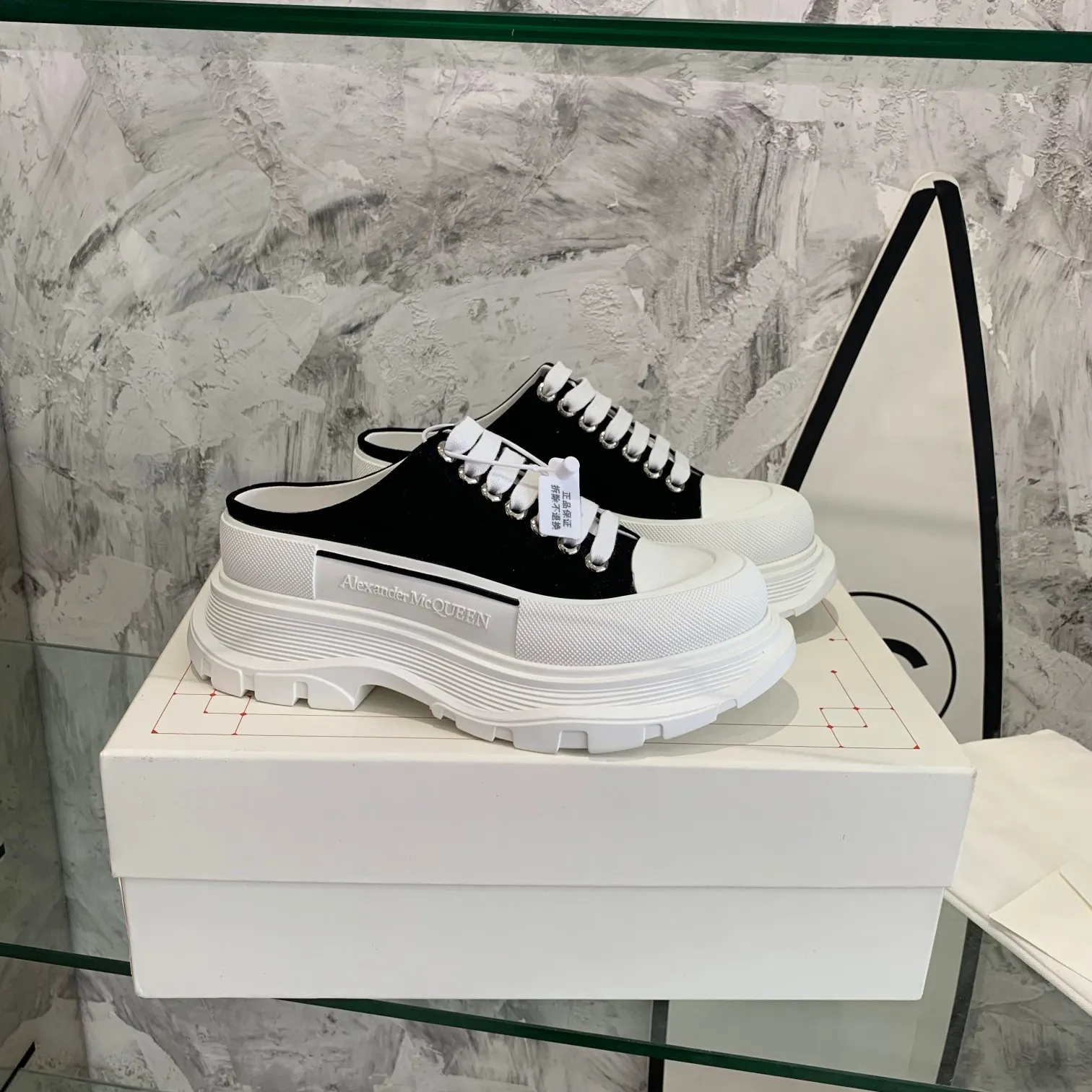 👟👟Ex-factory price 500👟👟 Mc Queen is in stock all year round [Rose] McQueen [Rose] dad shoes [Rose] ss early spring first release‼ ️‼ ️The latest Milan Fashion Week T-stage catwalk model, the unique and personalized design is very classy on the feet, and the round toe design allows the toes to be completely released. I spent a lot of money to buy multiple pairs of the originals and dismantled them and made replicas. Many celebrities such as Guli Nazha, Wu Lei, and Internet celebrity bloggers have endorsed Xiaohongshu’s popular products, and the products are sold out at the counters! Fabric: Imported pure cotton fabric Lining: Imported silk sheepskin Feet: Imported silk sheepskin Size: Women's 35-40. Packaging: original full set of packaging, outsole: increased by 5 cm, original outsole